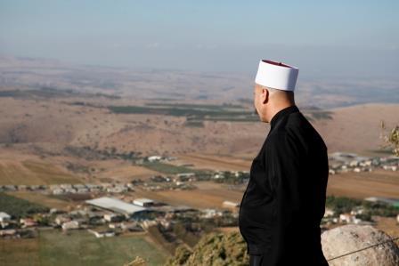 A friend druz observing Nebi Shueib from Khirbet el-&#039;Eika (Tal Rogovski)