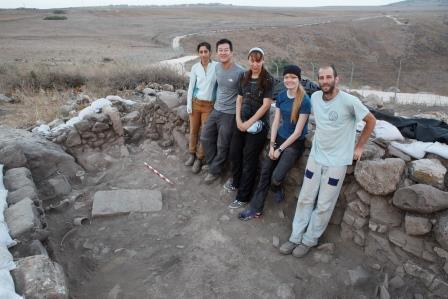 volunteers group photo in area E (Tal Rogovski)
