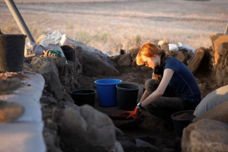 A volunteer working in area E (Tal Rogovski)