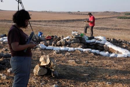 square supervisors Hadass Shambadal and Amit Gabay documanting their finds in area E (Roi Sabar)
